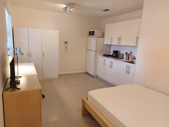 5th image of 6125 SW 64th Ter #D2