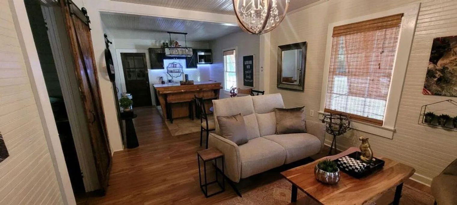 2 bed, 1.0 bath, 699 sqft, $4,370 — Photo 3