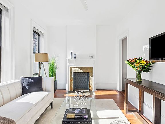 2nd image of 210 W 21st St APT 6RE