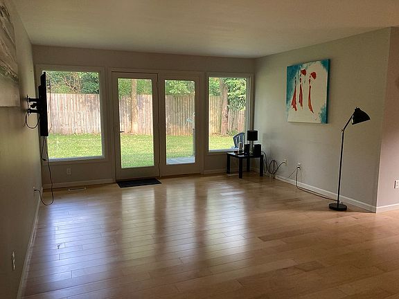 5th image of 19 Meadow Cir