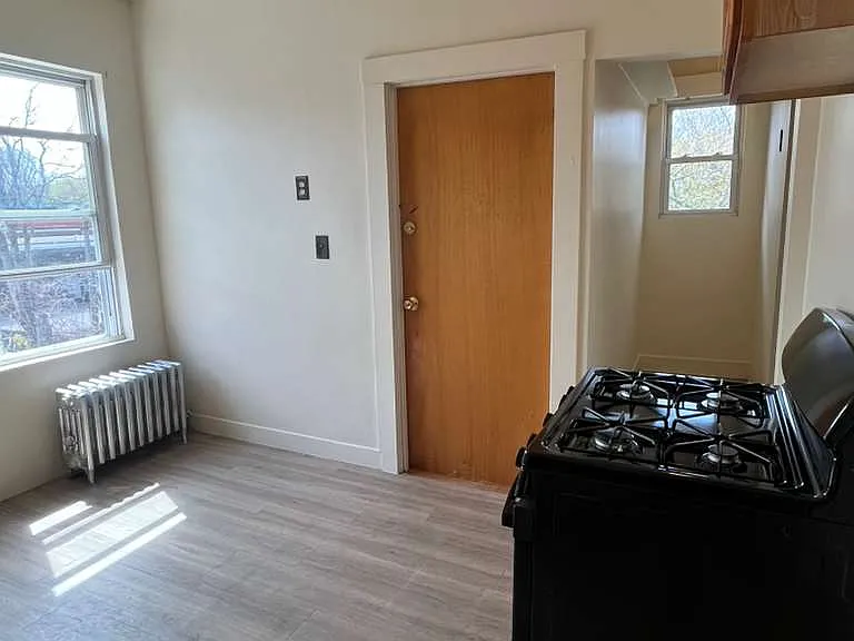 827 Hyde Park Ave — Photo 10
