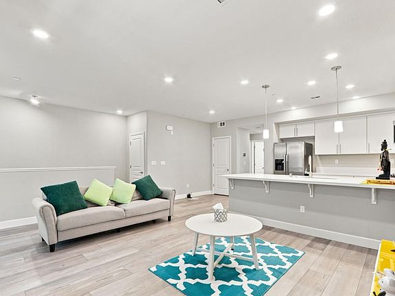 2nd image of 633 Clover Cir