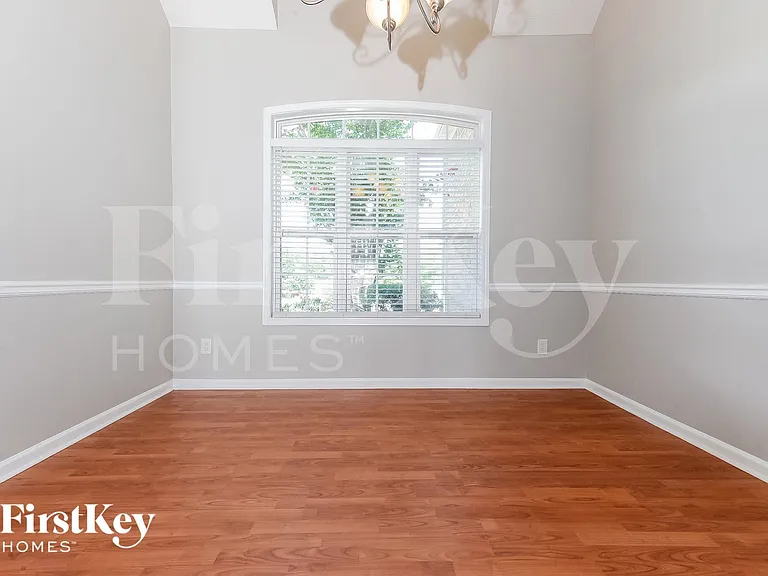 381 Glouchester Dr — Photo 5