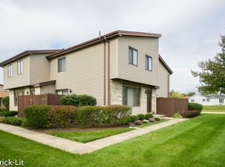 412 Circlegate Rd #3, New Lenox, IL 60451