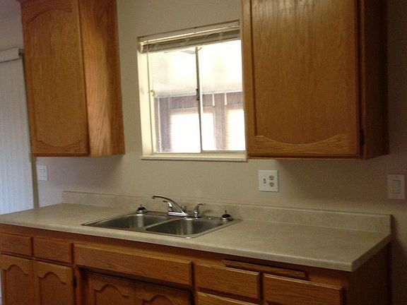 4th image of 378 Sawyer St