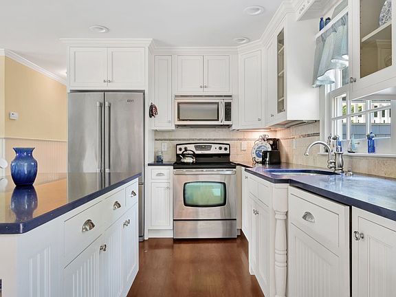 5th image of 27 Bay View Dr E