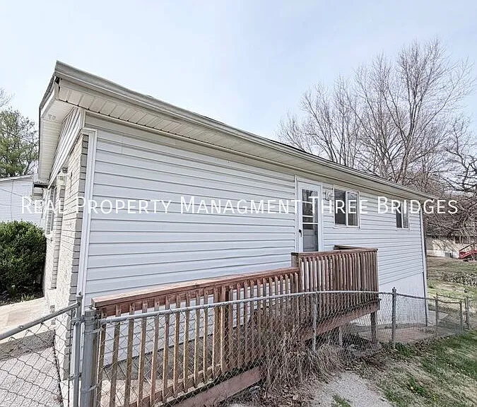 241 Flora Dr — Photo 2