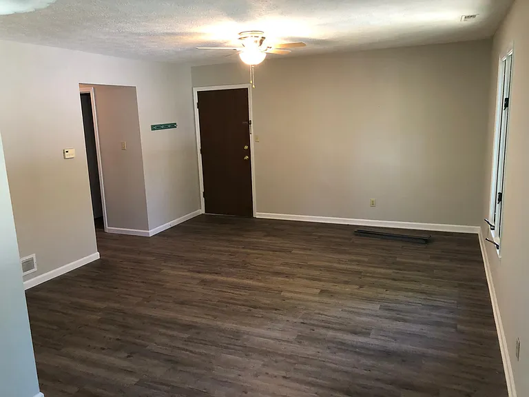 588 Holly Ct S — Photo 2