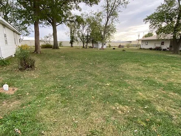 107 W Kagay Ave, Effingham, IL 62401