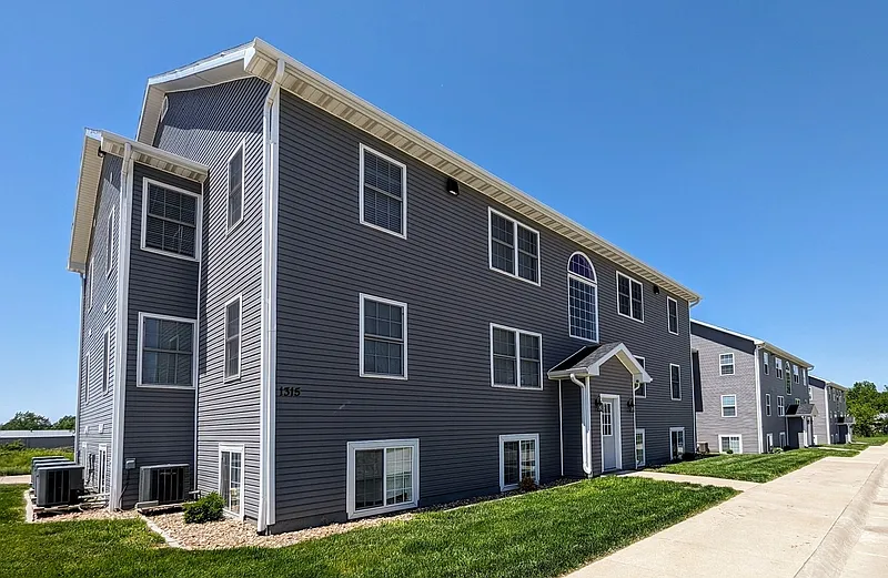 2 bed, 1.0 bath, 856 sqft, $1,195 — Photo 2