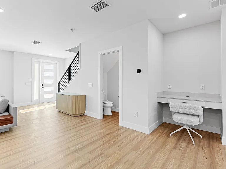 3304 SW 49th Ter — Photo 9