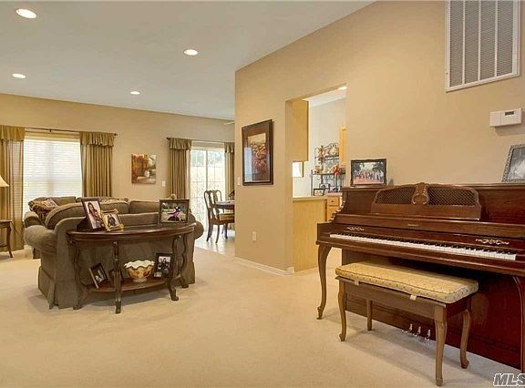 4th image of 10 Chelsea Dr
