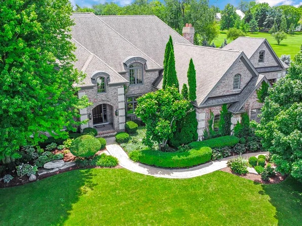 38W497 Clubhouse Dr, St Charles, IL 60175