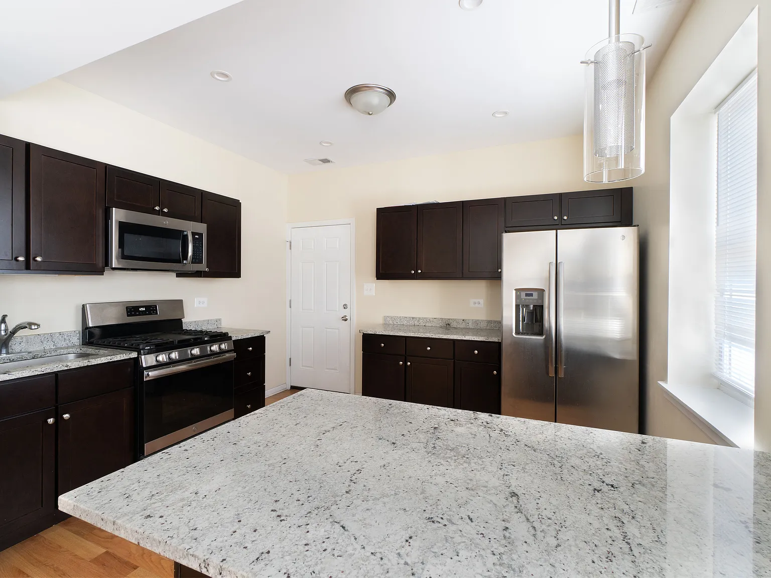 Shakespeare Apartments — Photo 2