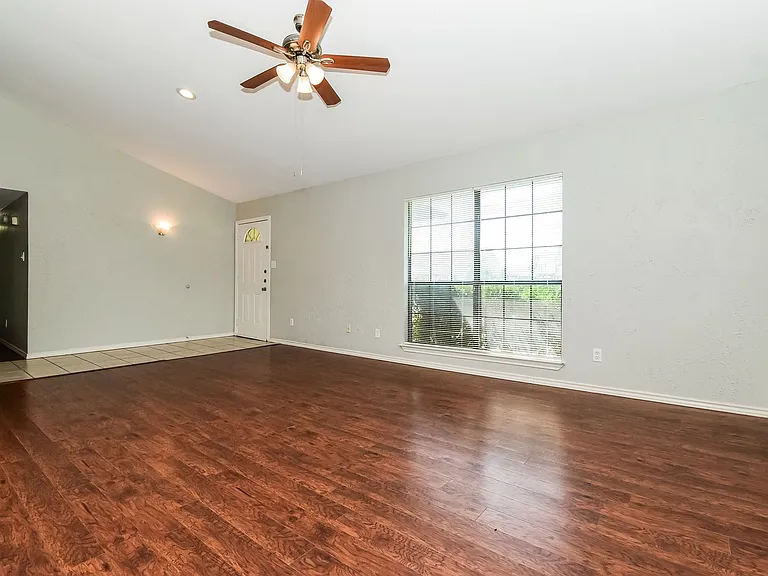 6113 Denver St — Photo 2
