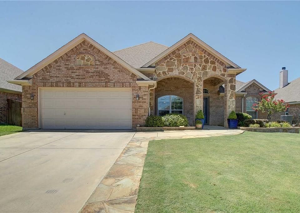 1st image of 817 Willow Wood Dr