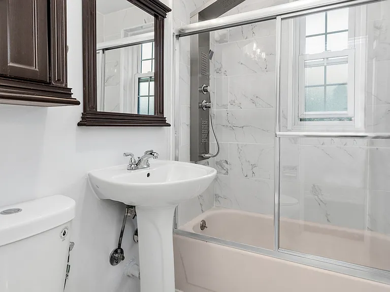 140-21 Burden Cres #204 — Photo 7