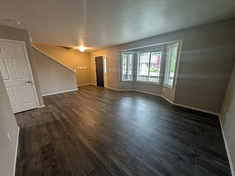 7302 Hayworth Ave NE — Photo 5