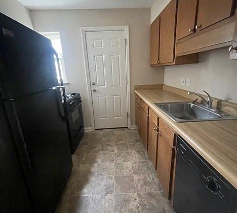 3rd image of 7025 Noble Ct