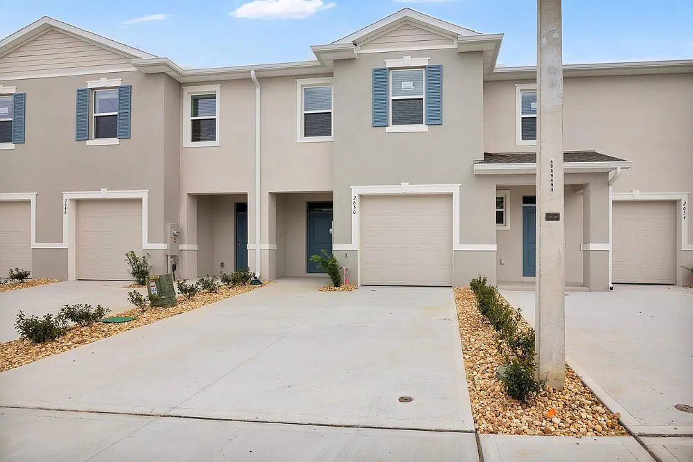 3 bed, 2.5 bath, 1673 sqft, $2,100 — Photo 1