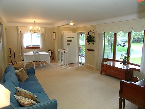 LOTS OF LIGHT IN THE LIVING ROOM