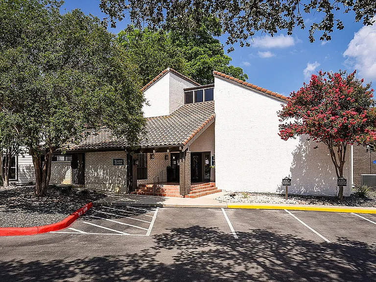 Deer Oaks Apartments — Photo 1