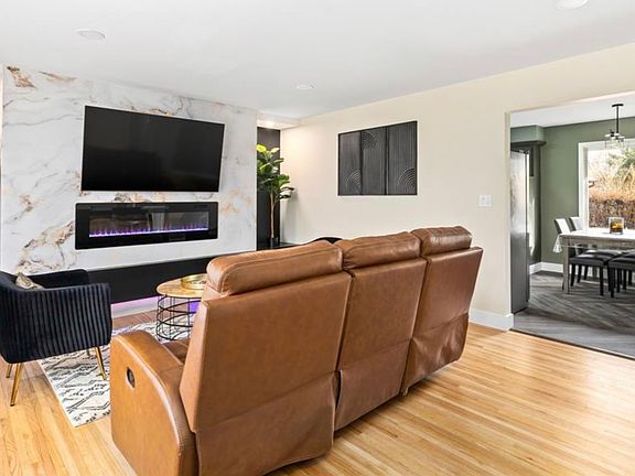 4th image of 736 Skyline Dr NE