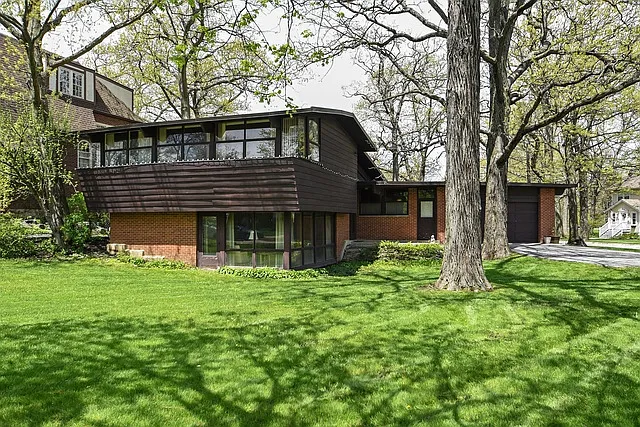 190 Linden Ave photo 1
