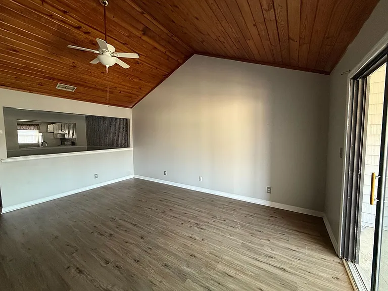 2505 West Broad Street — Photo 21