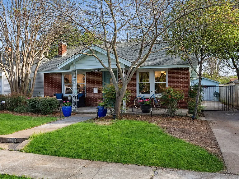 2732 Catherine St — Photo 33