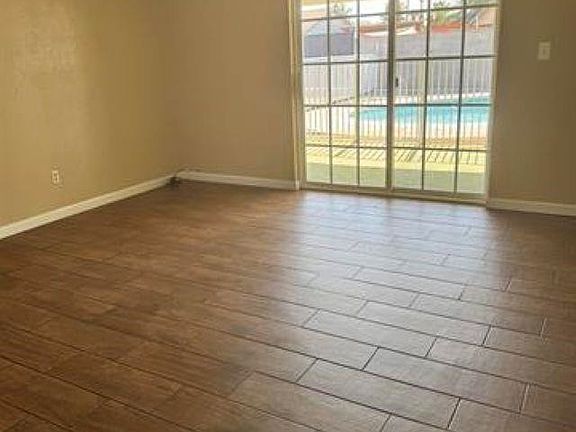 5th image of 945 E 26th Pl