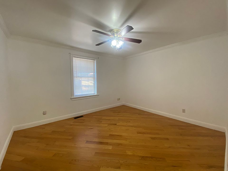 Bedroom with ceiling fan (and central air of course!)