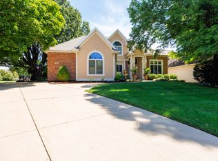 402 Watford Dr, Bloomington, IL