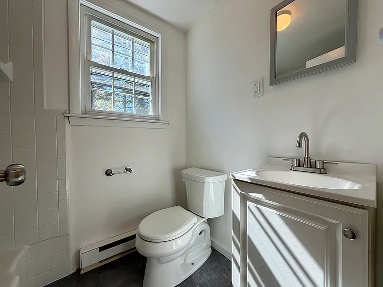 Bathroom w/ Tub/Shower Combo