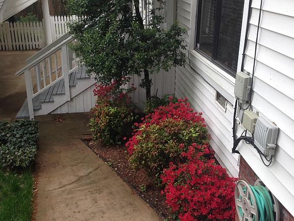 3rd image of 219 Oak St
