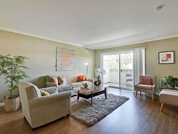 2nd image of 1031 Crestview Dr APT 306