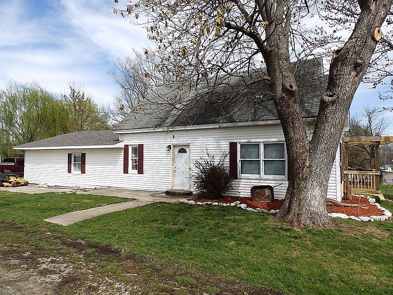 1st image of 204 W Silver St