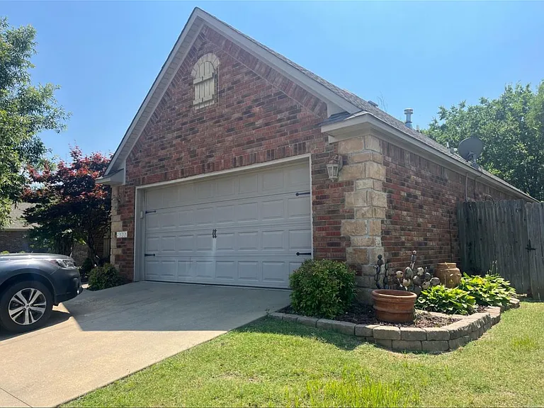 2555 N Trafalger Dr — Photo 2