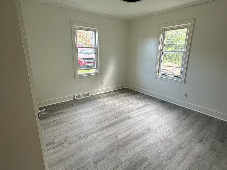 1479 Hillcrest Ave — Photo 5