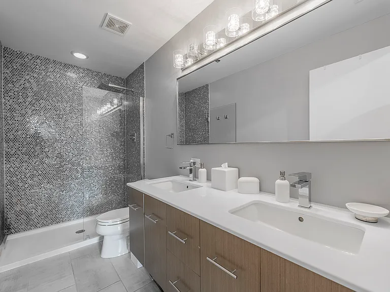411 W Ontario St — Photo 23