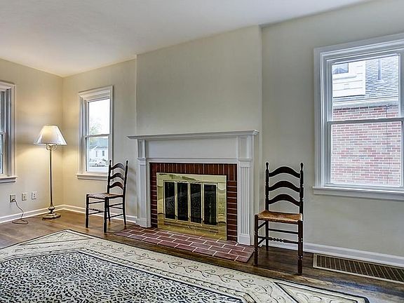 4th image of 348 Cushing Ave