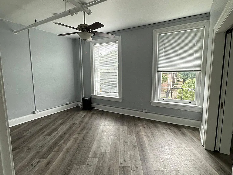 607 E 5th St #4 — Photo 9