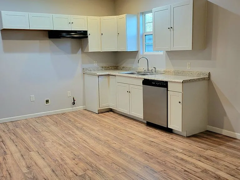 2927 Warren Ave — Photo 4
