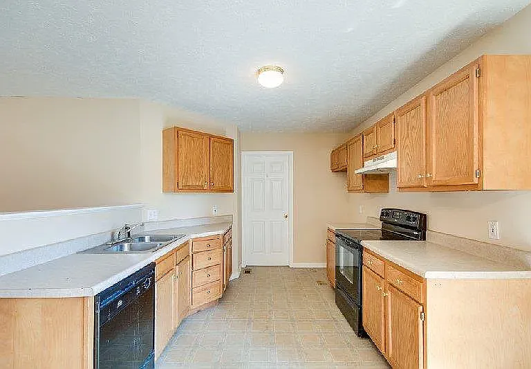1747 Ohio Ct — Photo 3
