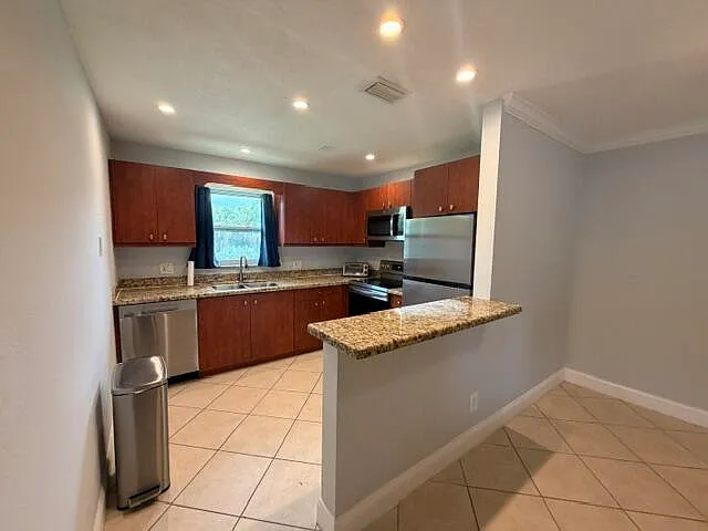 2 bed, 1.0 bath, 864 sqft, $1,875 — Photo 2