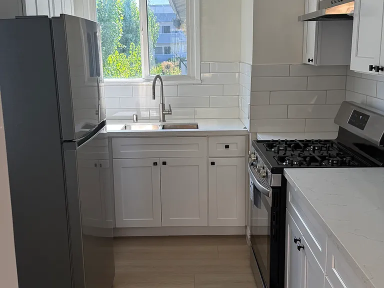 140 N Hayworth Ave #8 — Photo 6
