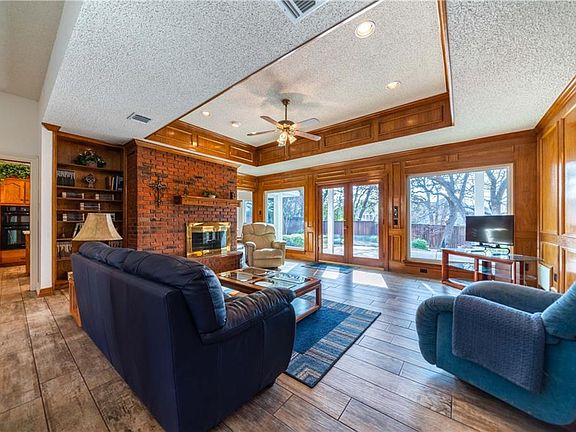 4th image of 2204 Englishoak Dr