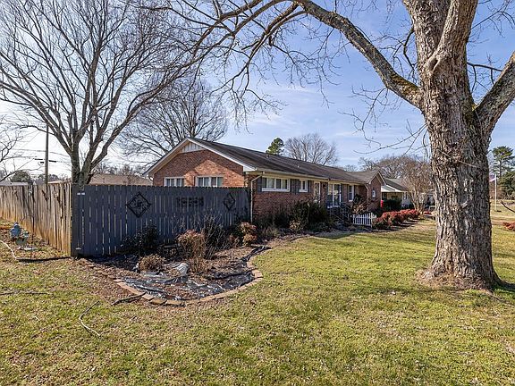 3rd image of 219 Admiral Cir