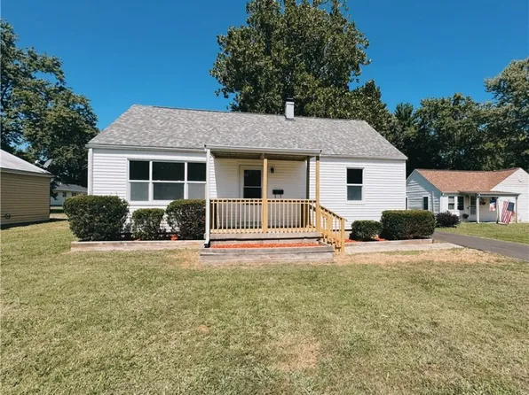 22 Grays Ln, Decatur, IL 62526