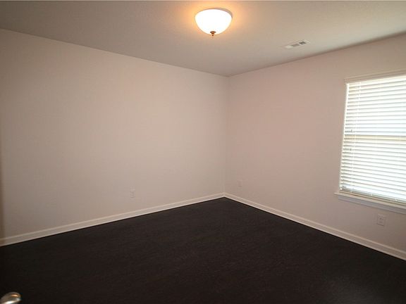 3rd image of 619 NE Eagle Dr